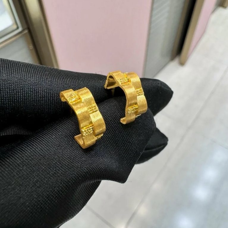 🔥 Hot-Selling Eco-Friendly Copper Genuine Gold Plated Earrings with Flowing Gold Design